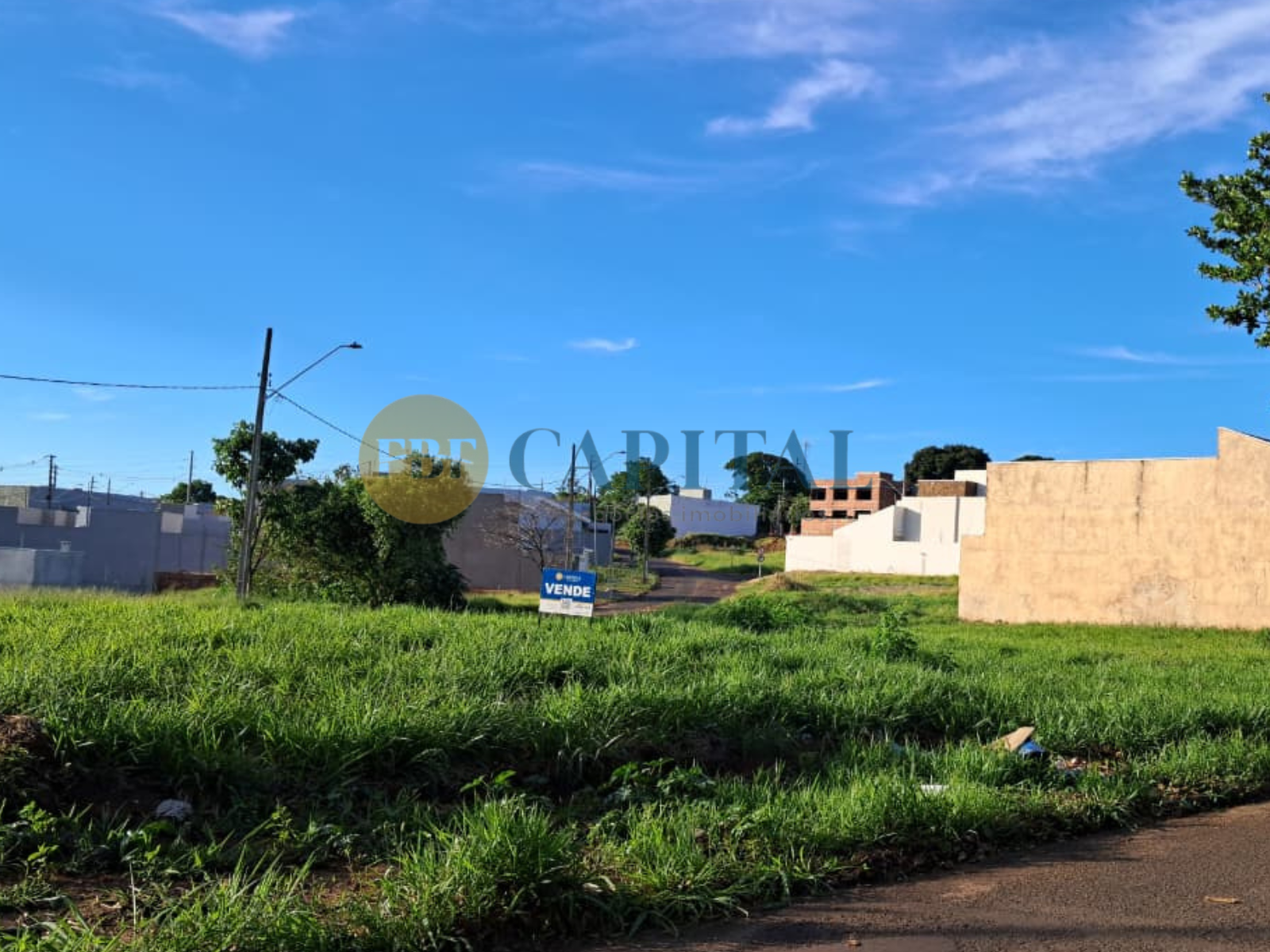Vende-se terreno localizado na “ZONA V”.