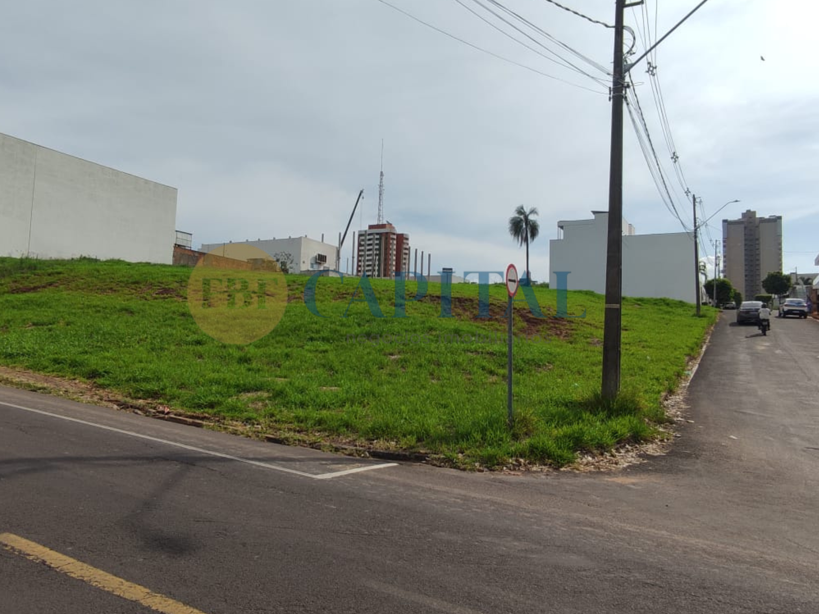 Vende-se terreno localizado na “ZONA III”.