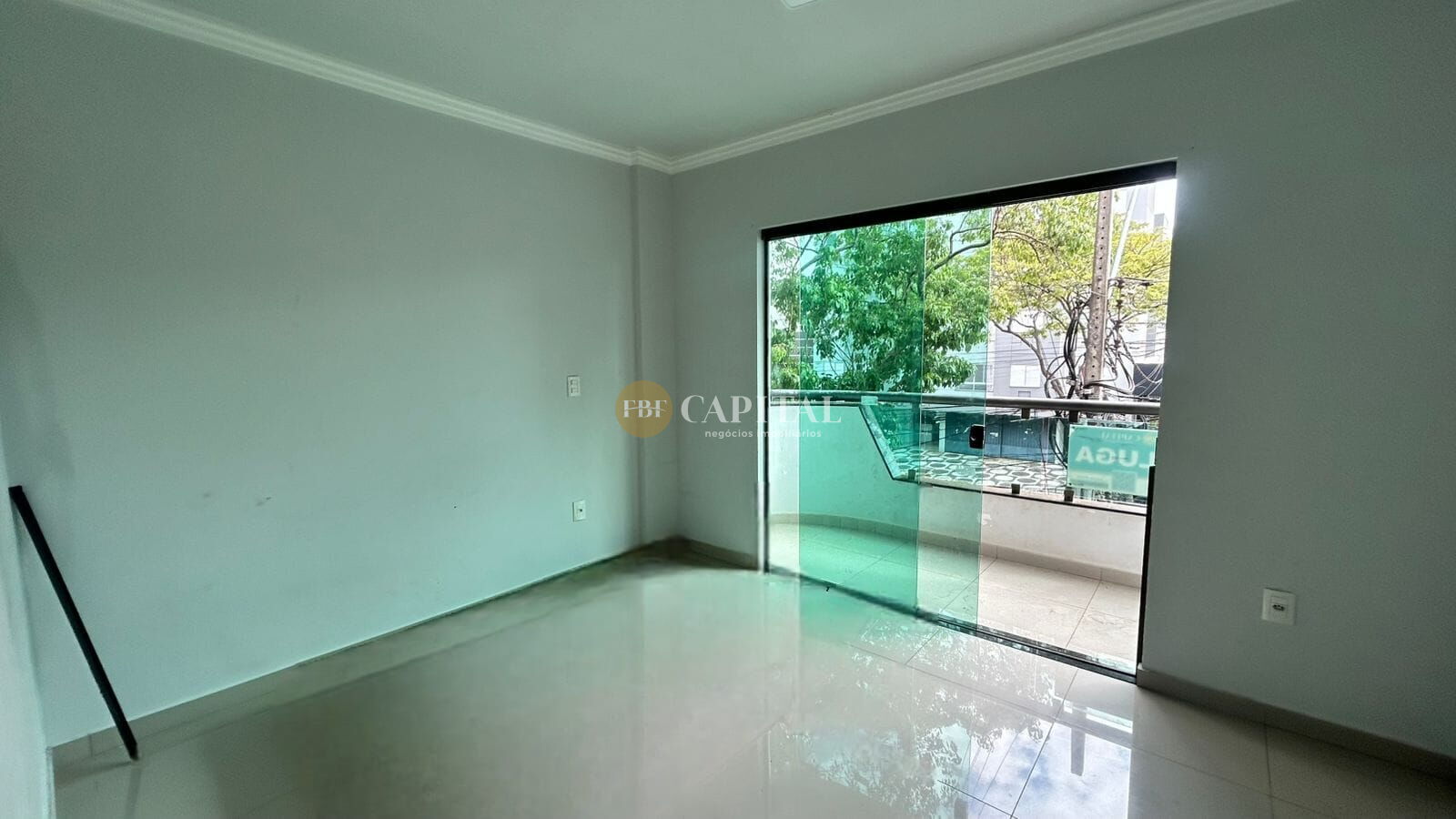 Aluga-se Apartamento SobreLoja