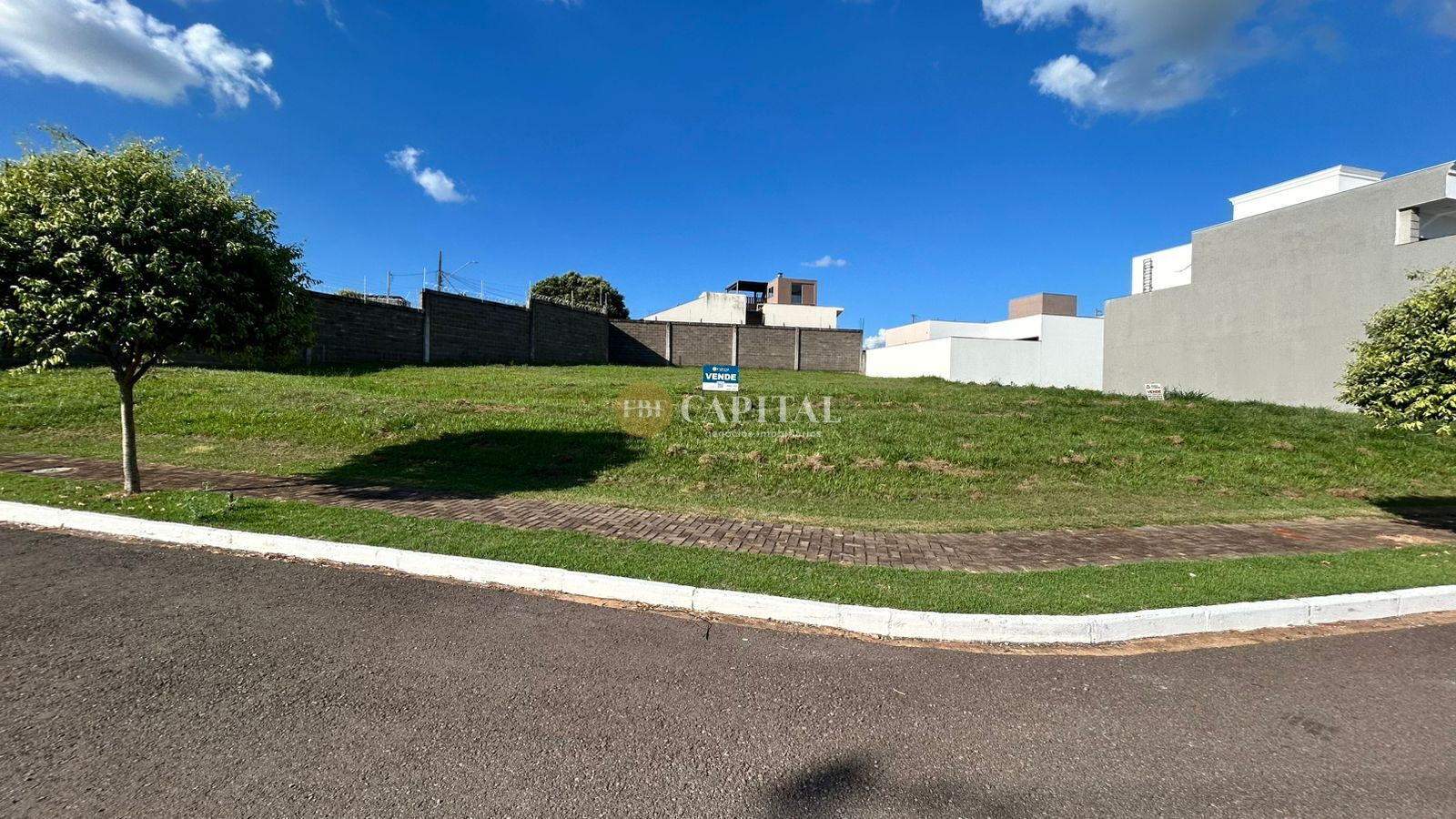Vende-se terreno localizado no “CONDOMÍNIO RESIDENCIAL JARDINS DE VERSAILLES”