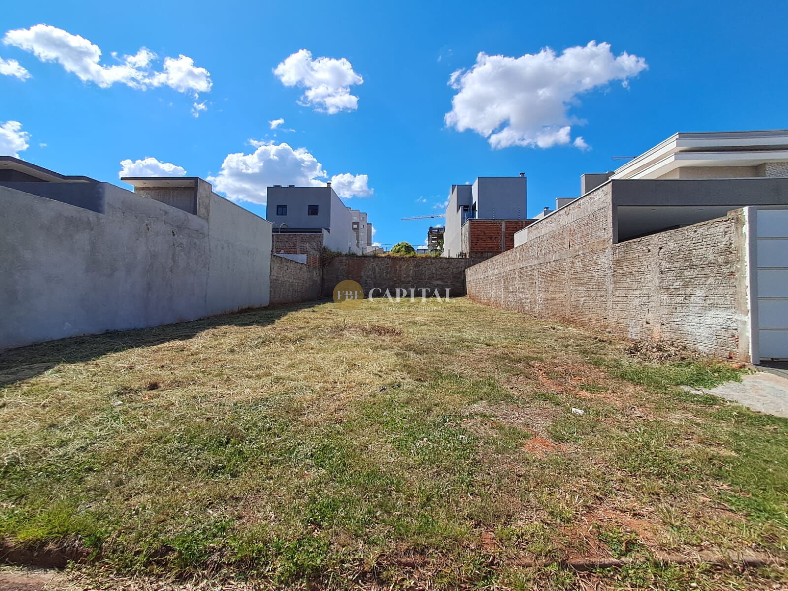 Vende-se terreno localizado no “PARQUE RESIDENCIAL INTERLAGOS II”