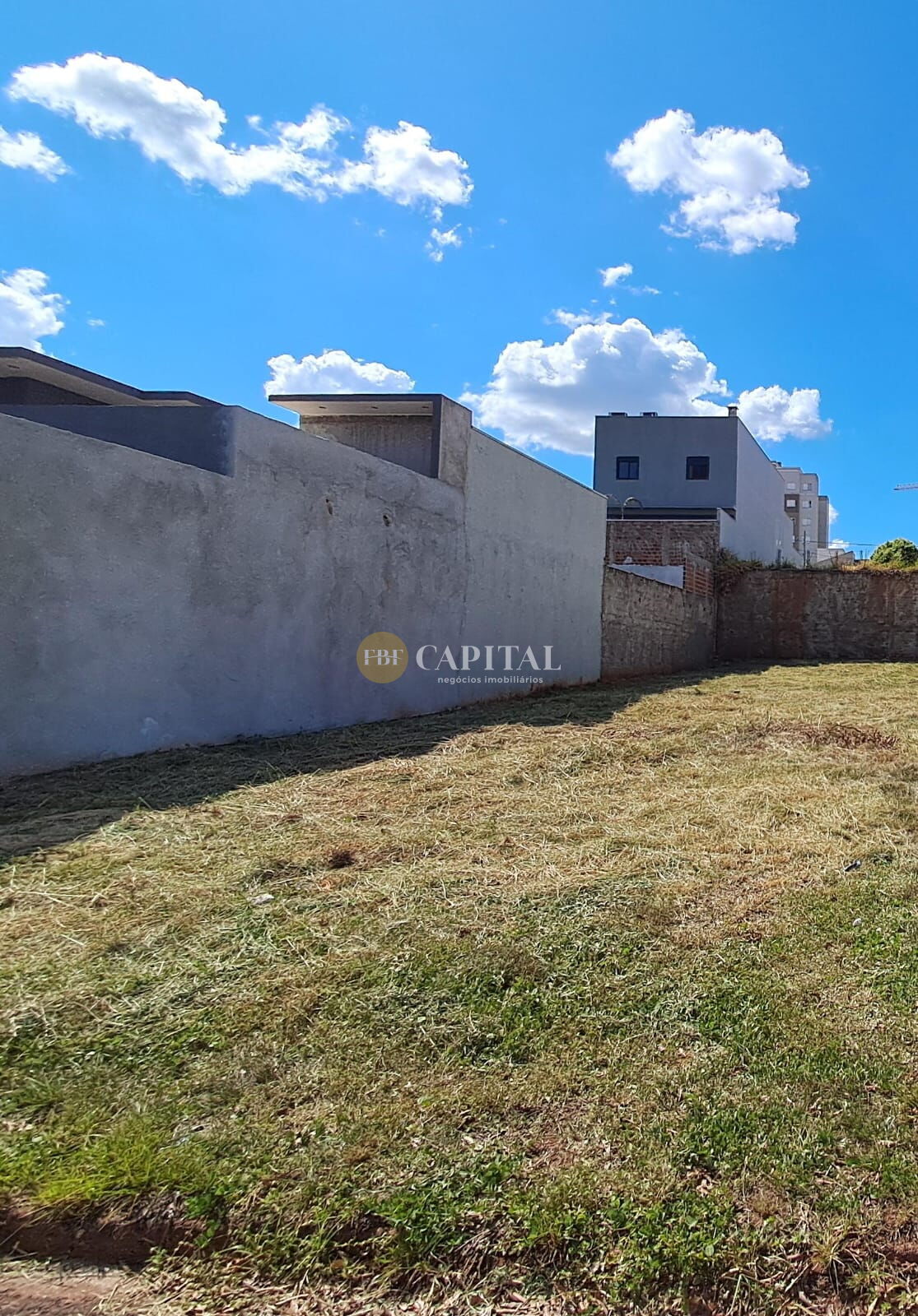 Vende-se terreno localizado no “PARQUE RESIDENCIAL INTERLAGOS II”