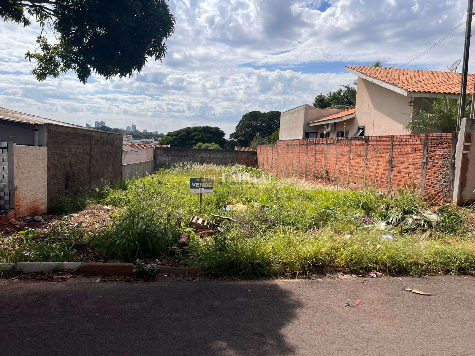 Vende-se terreno localizado no “PARQUE SAN REMO”