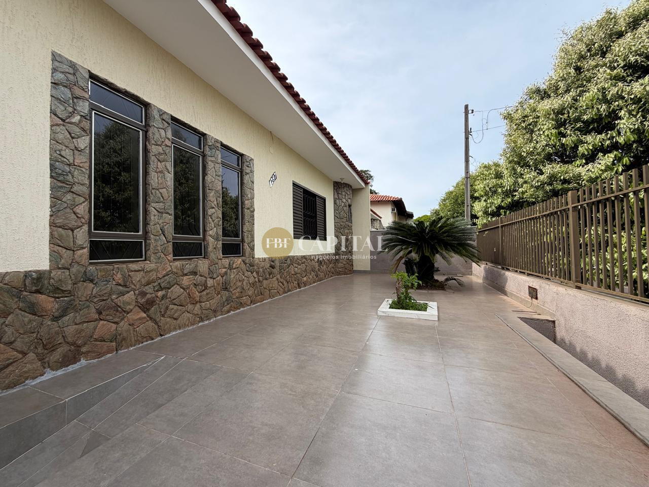 Vende-se Residência localizada no “JARDIM CANADÁ”