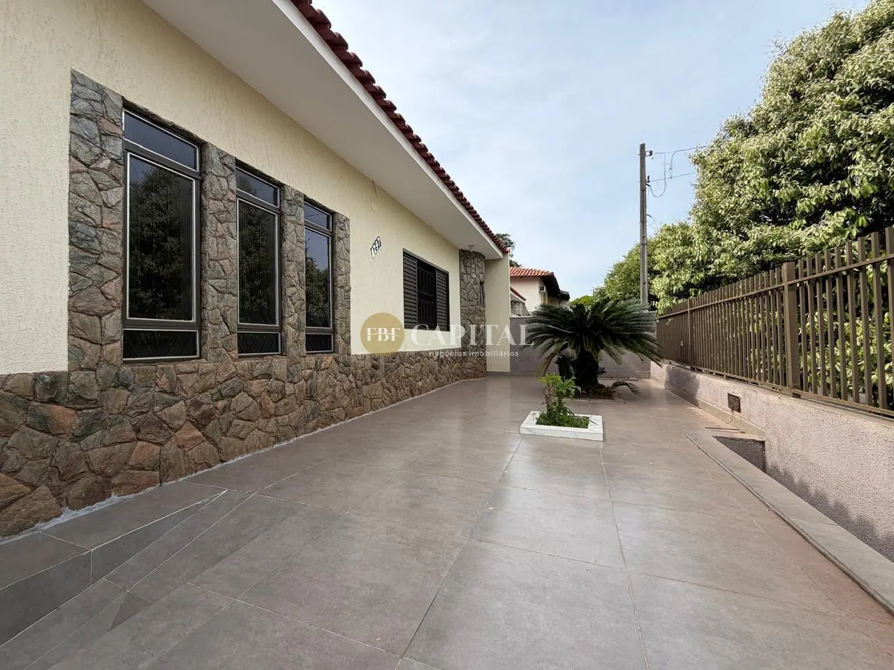 Vende-se Residência localizada no “JARDIM CANADÁ”